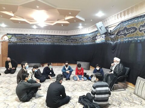 تصاویر شما/ نشست صمیمی مدیر مدرسه علمیه آصفیه و مهدوی تهران با نوجوانان