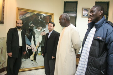 تصاویر آرشیوی بازدید سفیر سنگال از کتابخانه آیت الله العظمی مرعشی نجفی(ره) در دیماه ۱۳۸۴