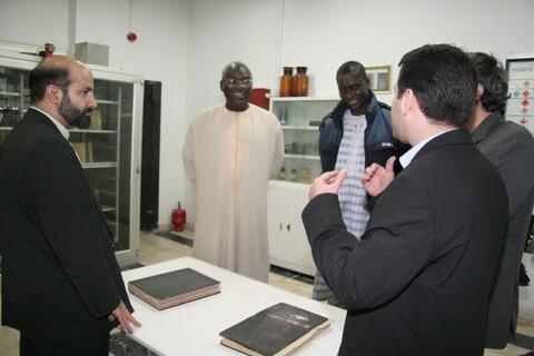تصاویر آرشیوی بازدید سفیر سنگال از کتابخانه آیت الله العظمی مرعشی نجفی(ره) در دیماه ۱۳۸۴