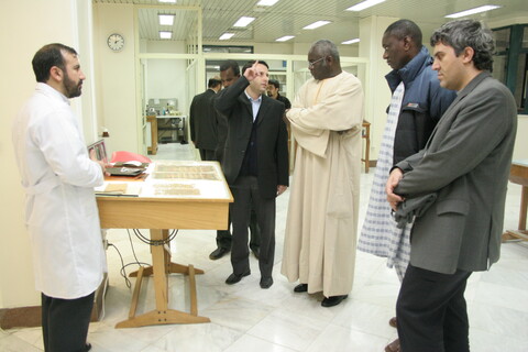 تصاویر آرشیوی بازدید سفیر سنگال از کتابخانه آیت الله العظمی مرعشی نجفی(ره) در دیماه ۱۳۸۴