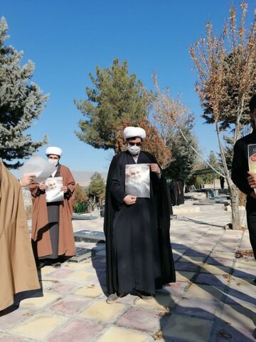 تصاویر/ حضور طلاب مدرسه علمیه امام باقر (ع) کامیاران بر مزار شهدا به مناسبت دهه بصیرت