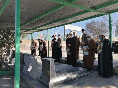 تصاویر/ حضور طلاب مدرسه علمیه امام باقر (ع) کامیاران بر مزار شهدا به مناسبت دهه بصیرت