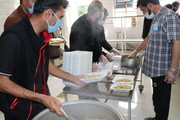 توزیع ۱۱۰۰ پرس غذای گرم در میان نیازمندان شیراز به همت طلاب و روحانیون