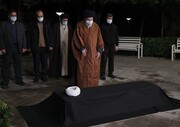 الإمام الخامنئي يقيم صلاة الميت على جثمان آية الله مصباح اليزدي