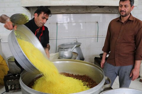 تصاویر| طبخ و توزیع 1100 پرس غذای گرم میان نیازمندان از سوی قرارگاه عمار منصوریه با همکاری سازمان بسیج طلاب فارس