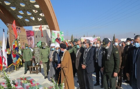 تصاویر/ اقامه نماز بر پیکر ۶ شهید گمنام در مرکز فرهنگی دفاع مقدس سمنان