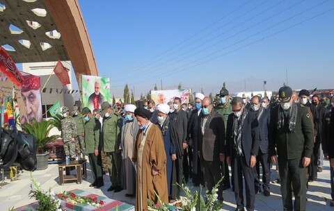 تصاویر/ اقامه نماز بر پیکر ۶ شهید گمنام در مرکز فرهنگی دفاع مقدس سمنان