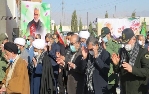 تصاویر/ اقامه نماز بر پیکر ۶ شهید گمنام در مرکز فرهنگی دفاع مقدس سمنان