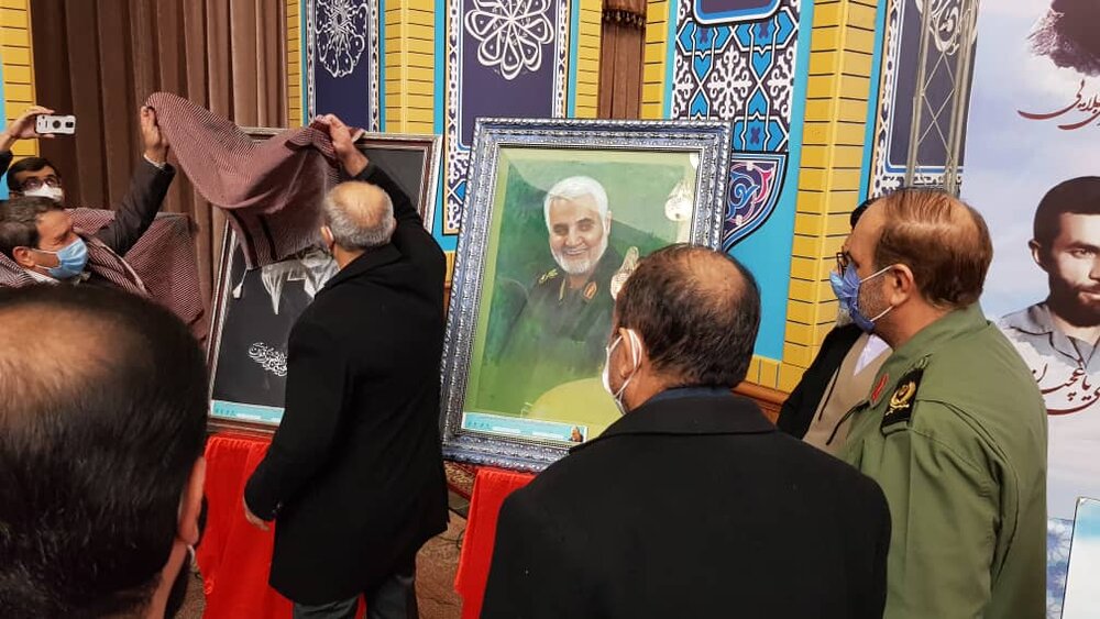 بالصور/ إزاحة الستار عن موسوعة الفريق سليماني بمدينة تبريز شمالي شرق إيران