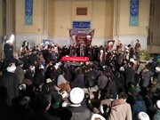 مراسم عزاداری در کنار پیکر آیت الله مصباح یزدی در موسسه امام خمینی(ره)+ فیلم