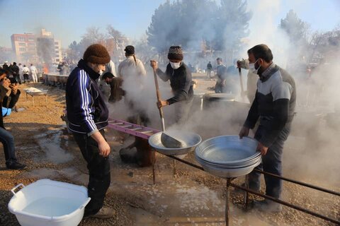 تصاویر/ طبخ و توزیع 72 دیگ غذای نذری به مناسبت سالگرد شهادت شهید سلیمانی در بجنورد
