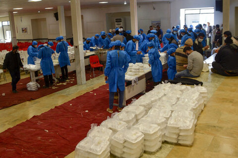 تصاویر/ طبخ و توزیع 72 دیگ غذای نذری به مناسبت سالگرد شهادت شهید سلیمانی در بجنورد