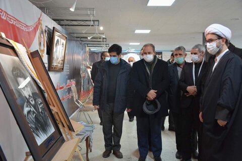 تصاویر / افتتاح نمایشگاه نقاشی سیاه قلم شهدای مدافع حرم استان