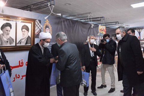 تصاویر / افتتاح نمایشگاه نقاشی سیاه قلم شهدای مدافع حرم استان