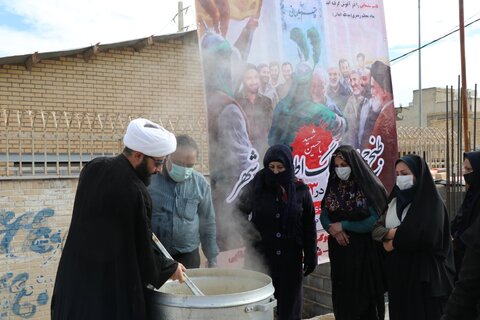 تصاویر| طبخ و توزیع 2000 پرس غذای گرم با همکاری مجتمع فرهنگی مذهبی ابالفضل(ع) قشقایی ها و موکب قشقایی های ایران