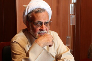 حجتی کرمانی: تعجب می کنید که او را تمجید می کنم؟