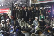 تصاویر/ المنتظر ریلیف پاکستان کی جانب سے گورنر ہاؤس پنجاب کے سامنے کوئٹہ سانحہ کے حوالے سے احتجاج پر موجود شرکاء میں نیاز تقسیم