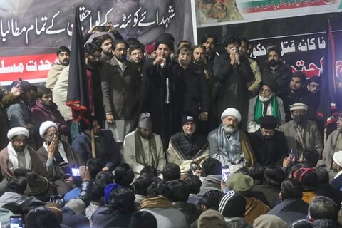 المنتظر ریلیف پاکستان کی جانب سے گورنر ہاؤس پنجاب کے سامنے کوئٹہ سانحہ کے حوالے سے دھرنا پر موجود شرکاء میں نیاز کی تقسیم