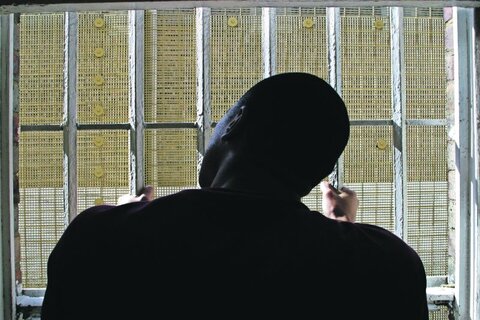 در انگلیس زندانیان مسلمان و سیاه‌پوست بیشتر به انفرادی انداخته می‌شوند