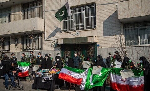 تہران میں پاکستانی سفارت خانہ پر سانحہ مچھ کے خلاف احتجاجی مظاہرہ