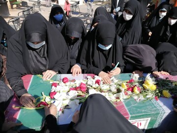 تصاویر/ وداع طلاب مدرسه علمیه خواهران معصومیه شیراز با پیکر دو شهید گمنام