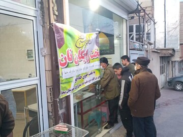 تصاویر/ پخت نان رایگان به همت گروه «من القلوب» مدرسه علمیه بیجار