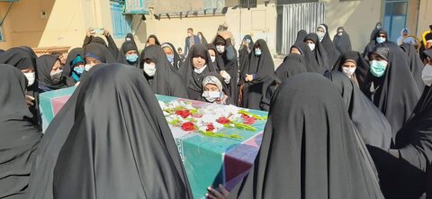 تصاویر| وداع طلاب مدرسه علمیه خواهران معصومیه شیراز با پیکر دو شهید گمنام