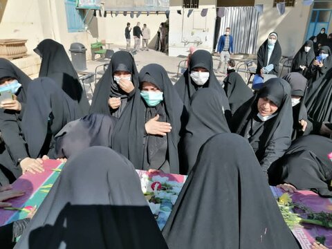 تصاویر| وداع طلاب مدرسه علمیه خواهران معصومیه شیراز با پیکر دو شهید گمنام