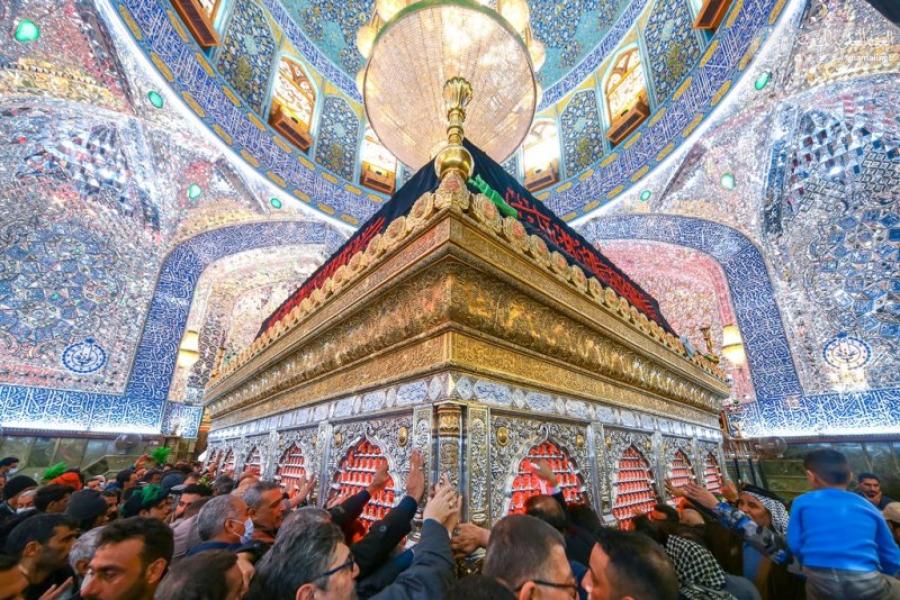 بالصور/ العتبة العلوية ترفع راية الحزن بذكرى استشهاد السيدة الزهراء (ع) والمعزون يؤدون مراسيم الزيارة وسط أجواء الحزن والعزاء
