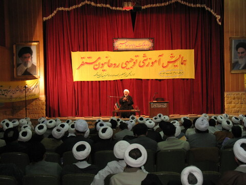 تصاویر آرشیوی از همایش آموزشی توجیهی روحانیون مستقر در بهمن ماه ۱۳۸۵
