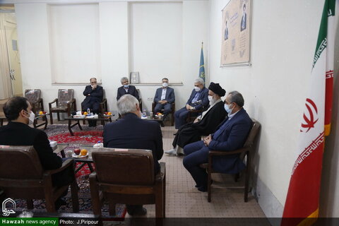 بالصور/ مساعد الرئيس الايراني للشؤون العلمية يلتقي بآية الله الحسيني البوشهري بقم المقدسة