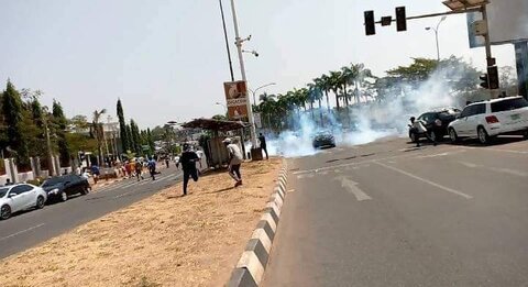 حمله نیروهای انتظامی به تظاهر کنندگان نیجریه