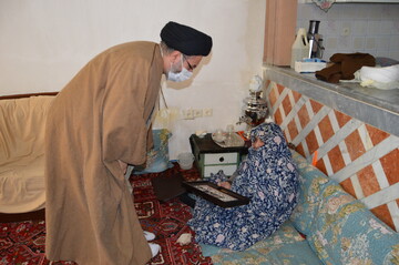از مادر شهید محمد رضا نیکنام تجلیل شد