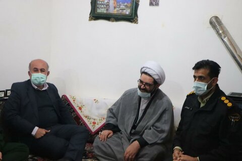 تصاویر/ دیدار امام جمعه قروه از خانواده های شهدای این شهرستان به مناسبت دهه فجر