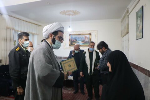 تصاویر/ دیدار امام جمعه قروه از خانواده های شهدای این شهرستان به مناسبت دهه فجر