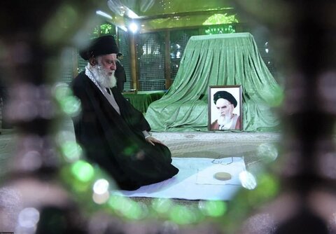 Leader pays tribute to Imam Khomeini on 42nd Anniversary of return to Iran