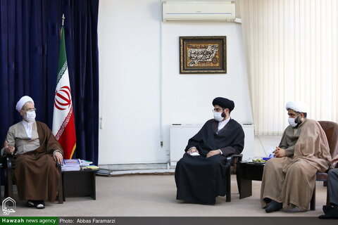 بالصور/ الأمين العام لجمعية الهلال الأحمر في إيران يلتقي بآية الله الأعرافي بقم المقدسة