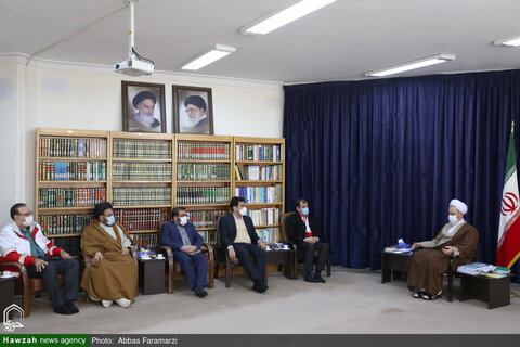 بالصور/ الأمين العام لجمعية الهلال الأحمر في إيران يلتقي بآية الله الأعرافي بقم المقدسة