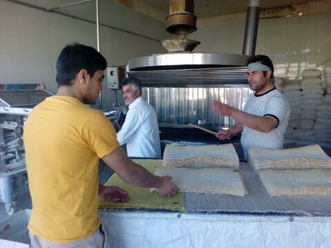 تصاویر/پخت و توزیع نان در بین مردم به همت مدرسه علمیه کامیاران
