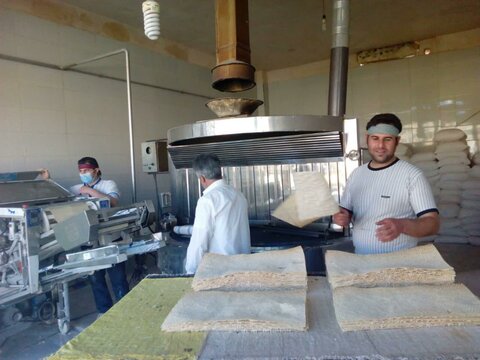 تصاویر/پخت و توزیع نان در بین مردم به همت مدرسه علمیه کامیاران