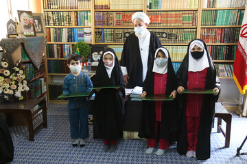 تصاویر/ دیدار جمعی از دانش آموزان یزدی در دهه فجر با آیت الله ناصری یزدی