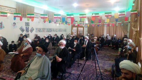 تصاویر / نشست صمیمانه امام جمعه تبریز با روحانیون در مدرسه علمیه طالبیه به مناسبت دهه فجر