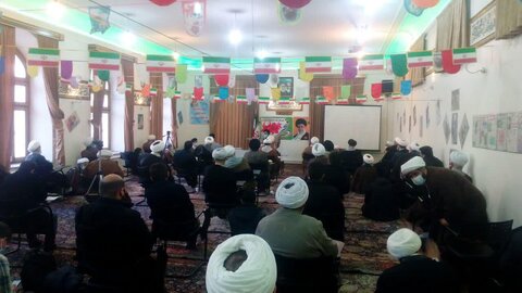 تصاویر / نشست صمیمانه امام جمعه تبریز با روحانیون در مدرسه علمیه طالبیه به مناسبت دهه فجر