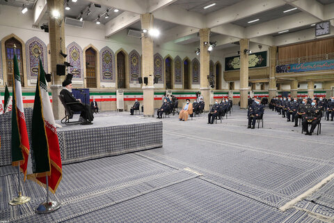 بالصور/ لقاء الإمام الخامنئي مع عدد من قادة وضبّاط القوّة الجويّة والدّفاع الجويّ في الجيش