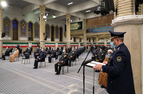 بالصور/ لقاء الإمام الخامنئي مع عدد من قادة وضبّاط القوّة الجويّة والدّفاع الجويّ في الجيش