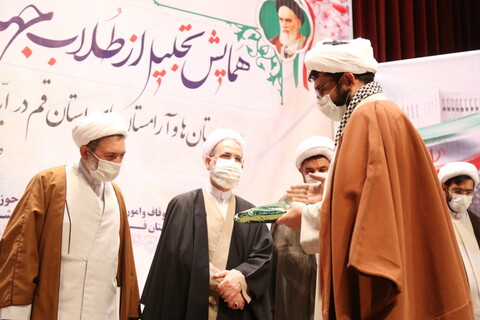 تجلیل از طلاب جهادی فعال در بیمارستان‌ها و آرامستان‌های استان قم در ایام شیوع ویروس کرونا 