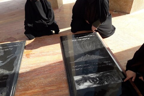 تصاویر/ غبار روبی مزار شهدای گمنام توسط طلاب خواهر خوی