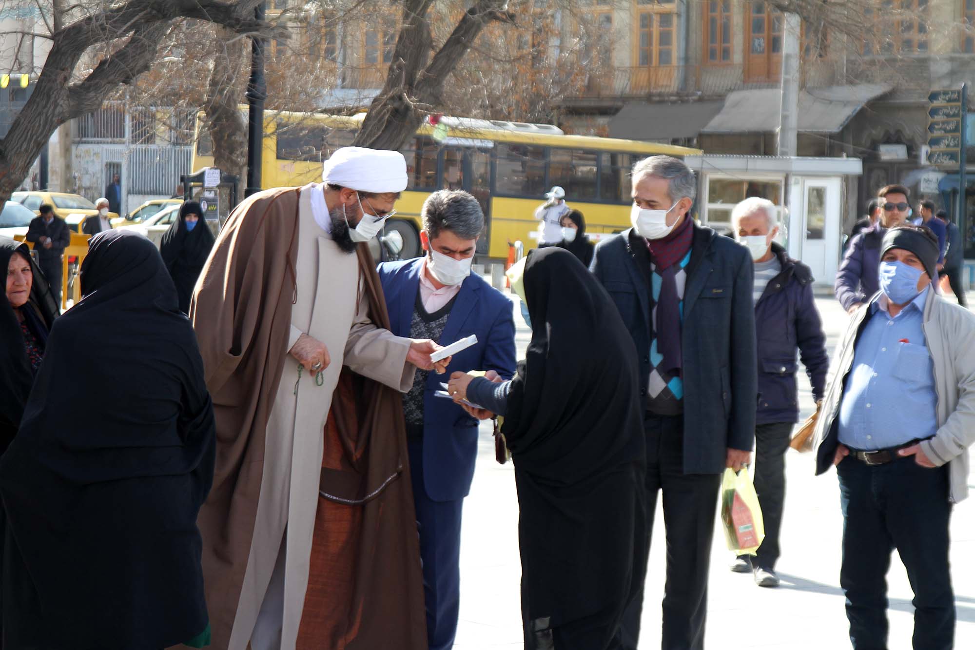 تصاویر / مسئولان همدانی پای درد دل مردم در حاشیه راهپیمایی ۲۲ بهمن