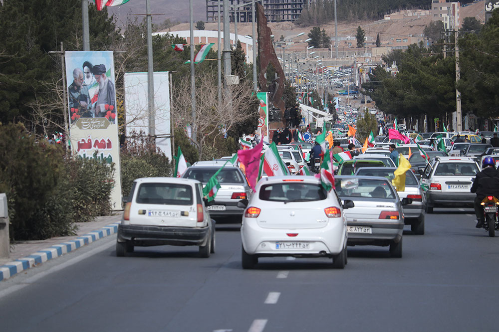 تصاویر/ راهپیمایی موتوری و ماشینی ۲۲ بهمن در بیرجند