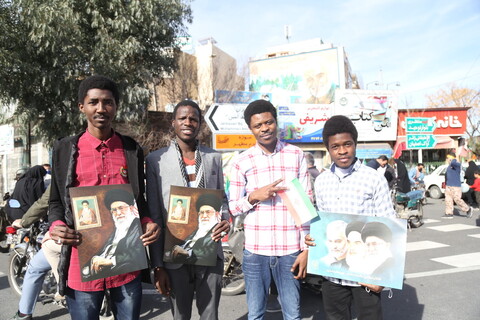 تصاویر / حضور طلاب و روحانیون در مراسم 22 بهمن